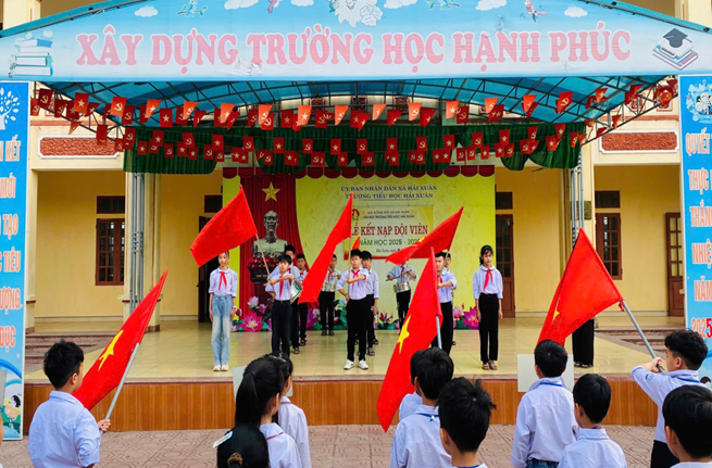 Lễ kết nạp Đội viên mới – Niềm tự hào của mỗi sao nhi đồng Trường Tiểu học Hải Xuân